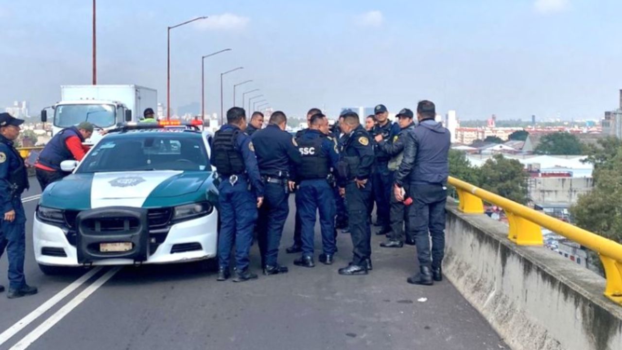 Policias-evitan-que-hombre-se-suicide-en-puente-vehicular-de-la-Cuauhtemoc.jpg