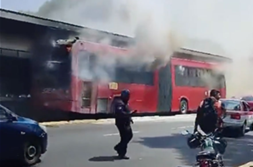Se-incendia-unidad-del-Metrobus-en-la-estacion-UPIICSA-de-la-Linea-2.jpg
