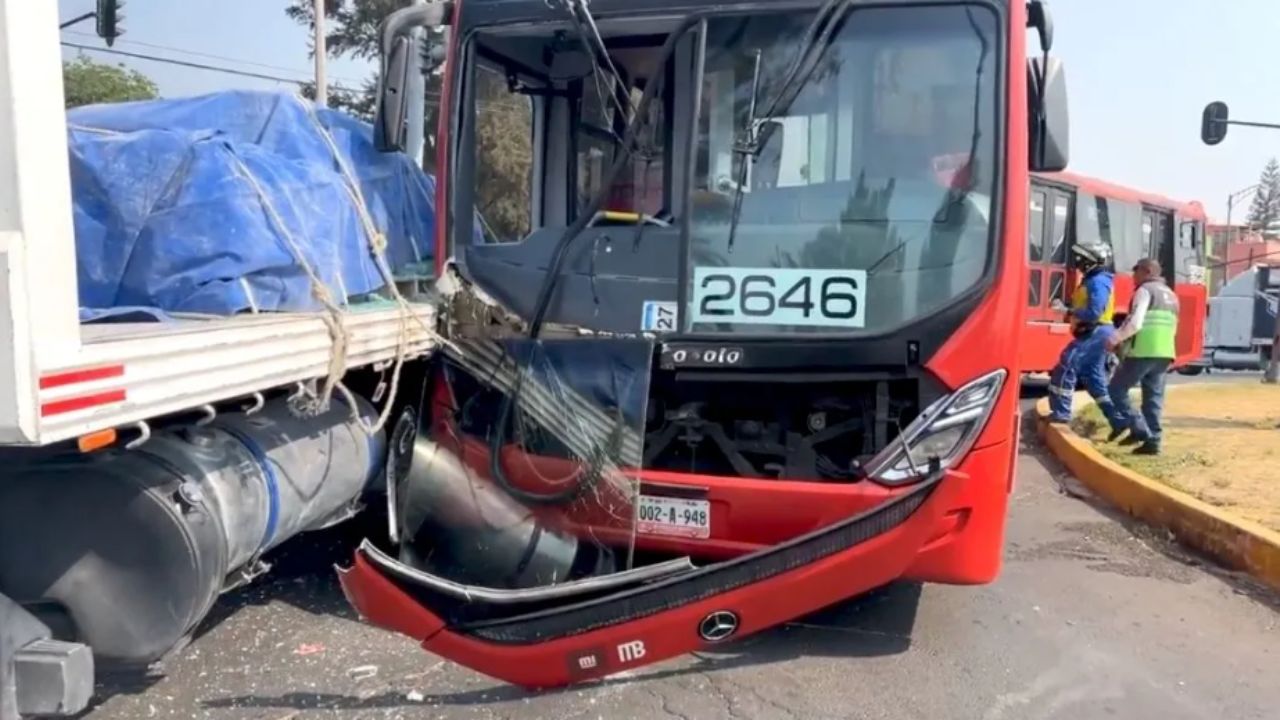 accidente-de-metrobus-en-avenida-eduardo-molina-deja-siete-heridos.jpg