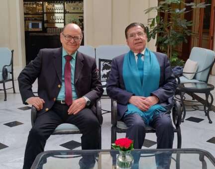 Maestro Raúl Gómez, presidente del Instituto de Ciencias y Humanidades (izq) con el Doctor Luis Miguel Martínez Anzures, presidente del INAP